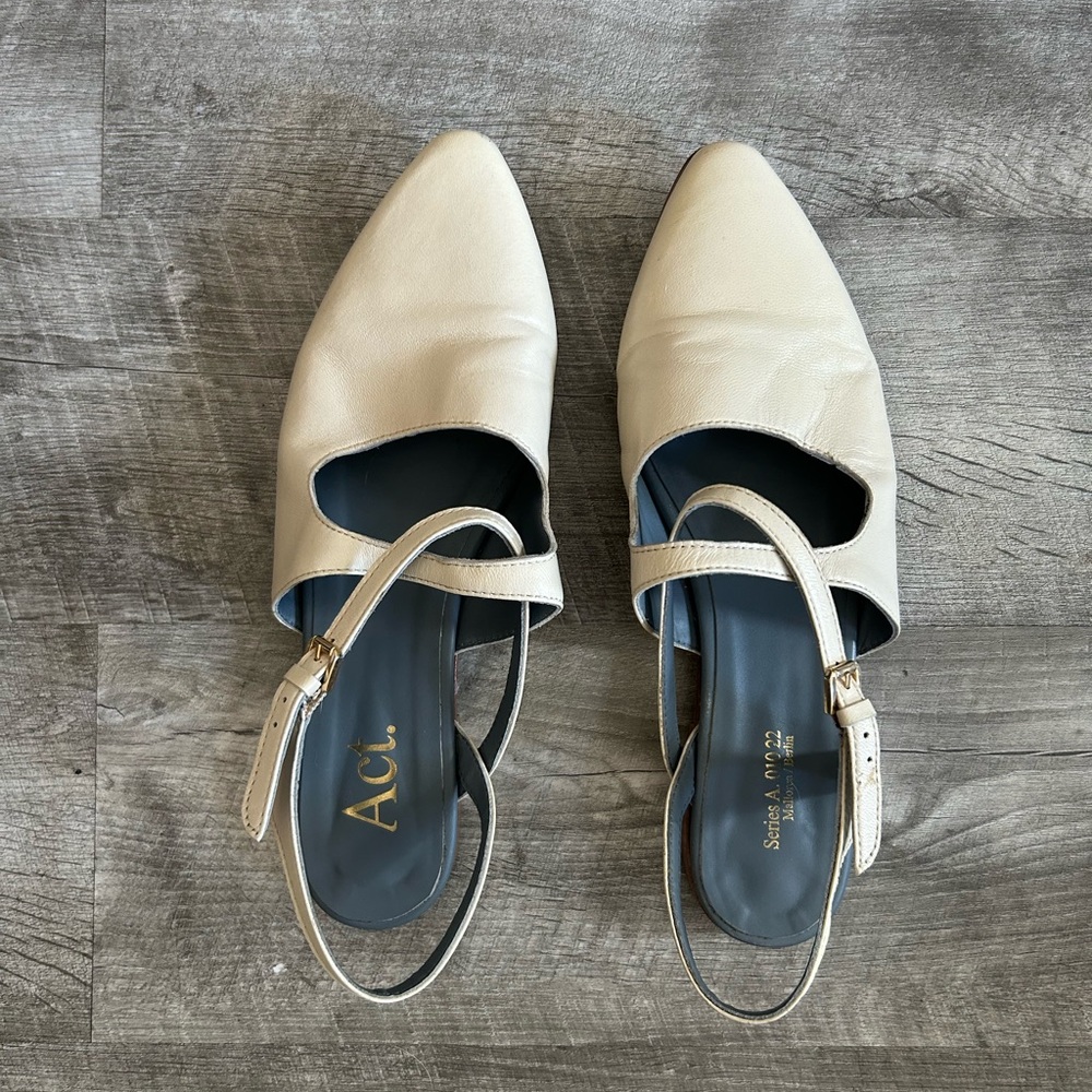 Act series off white leather sling back flats. Sz 40